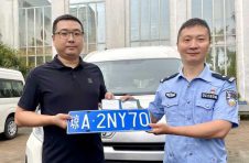 海南首辆“零关税”营运进口汽车在海口上牌