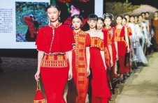 黎锦主题时装秀亮相2021海南岛国际时装周 传统黎锦秀出新时尚
