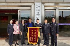 海南马村边检推出系列高效通关举措连获锦旗