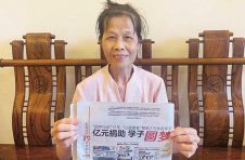 谢凤丽夫妻19年资助30多名学子求学，无私奉献精神激励身边人