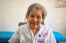 海南省妇女儿童医学中心陈桂芳奶奶医生从医64年爱心守护孩子