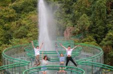 海南槟榔谷黎苗文化旅游区将在跨年之际推出“雨林天眼”、“步步惊心”及升级版“刀山火海”体验项目