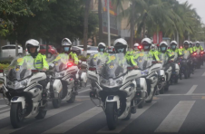 海南昌江：县公安局铁警骑行队在城区全覆盖巡防巡控