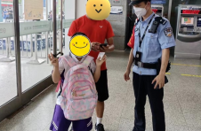 一女童出门时不慎走失 海口铁警暖心救助