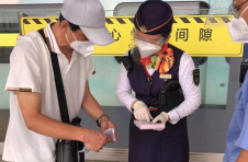 老人带孙女乘车遗落8000元现金 列车长帮找回获旅客信任