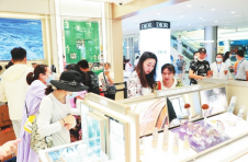 三亚多举措“催热”消费市场，让游客买得实惠购得便利