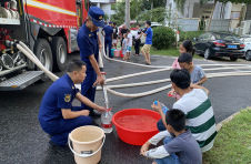 海南昌江：消防指战员送水解民忧