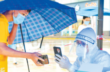 化身志愿者的清华学子张栋：汗水下不动摇 雨水中不退缩