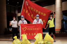 海南省直机关志愿服务队志愿者连夜配送60多包药品给三亚隔离人员