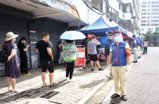 海口抗疫志愿者吴清杰：细心贴心服务让排队群众更有耐心