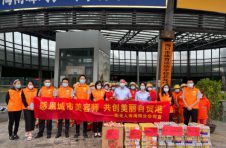 阳光人寿海南分公司开展“感恩城市美容师 共创美丽自贸港”环卫工人节公益活动